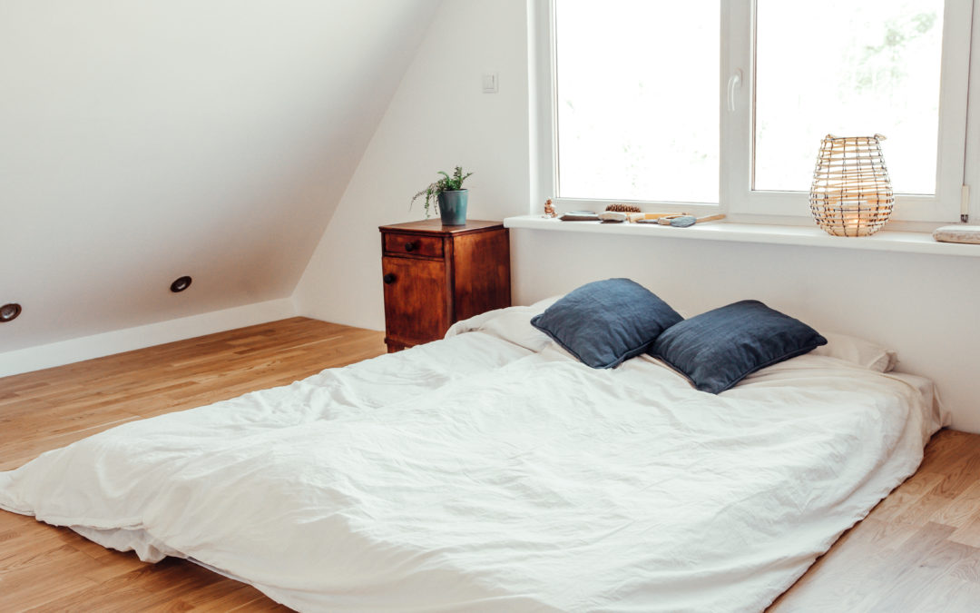 ¿Es bueno dormir sobre un colchón en el suelo?